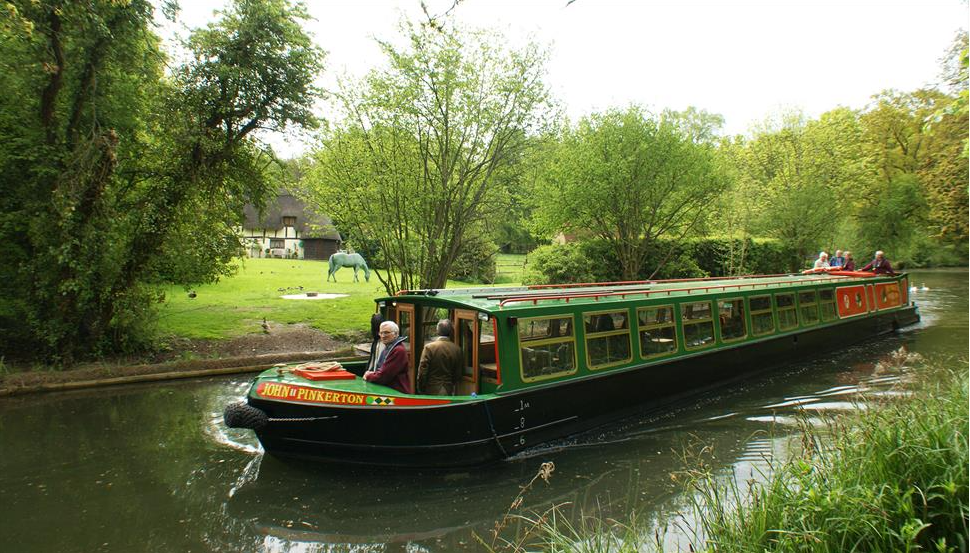 گشت‌وگذار با قایق در کانال‌ها (Canal Boat Cruise)